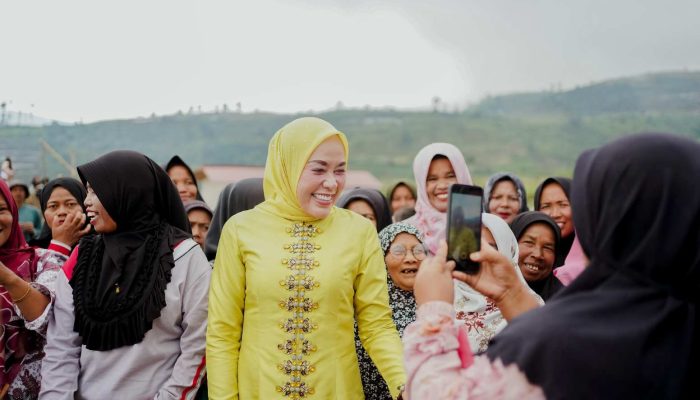 Emiko Hadiri Peletakan Batu Pertama Pembangunan Masjid Nurul Falah di Lembang Jaya