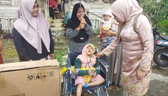 Bundo Emiko Serahkan BantuanKursi Roda kepada Lansia dan Penyandang Disabilitas