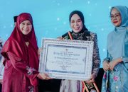 Bupati dan Ketua TP-PKK Kabupaten Solok Raih Penghargaan Ayah dan Bunda GenRe Pengayom dari BKKBN Perwakilan Sumbar Tahun 2024
