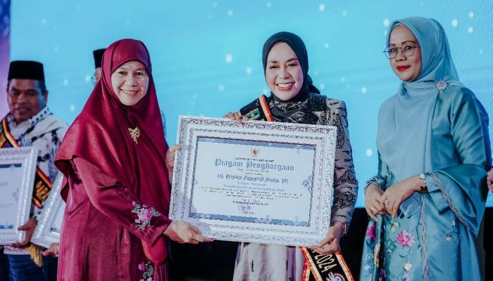 Bupati dan Ketua TP-PKK Kabupaten Solok Raih Penghargaan Ayah dan Bunda GenRe Pengayom dari BKKBN Perwakilan Sumbar Tahun 2024