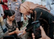 Emiko Epyardi Asda Bantuan Korban Kebakaran di Nagari Gauang