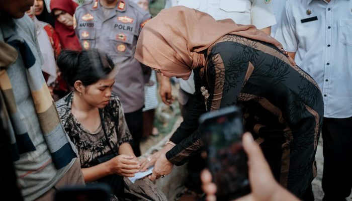 Emiko Epyardi Asda Bantuan Korban Kebakaran di Nagari Gauang