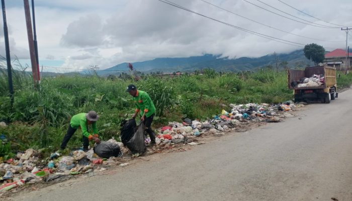 Petugas DLH Kabupaten Solok Berjibaku Jelang Pelaksanaan Jambore PKK Tingkat Provinsi Sumbar