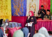 Ibu Emiko Berikan Susu dan Vitamin untuk Pencegahan Stunting di Nagari Sirukam, Dorong Kader Posyandu dan Kader KB Tingkatkan Keterampilan