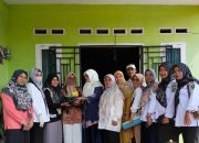 Ketua TP-PKK Nagari Koto Baru Membagikan PMT di Posyandu