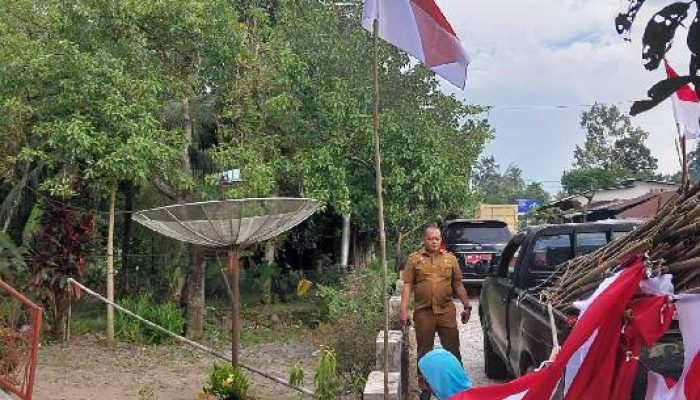 Sambut HUT RI ke-79, Kesbangpol Kabupaten Solok Terus Berjibaku Pasang Seribu Bendera Merah Putih