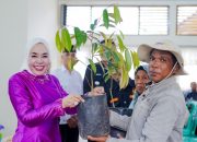 Ny. Emiko Epyardi Asda Pimpin Penyerahan Bantuan dalam Orientasi Kader Posyandu dan KB di Sungai Lasi