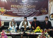 Diantar Seribuan Warga, Paslon Emiko dan Irwan Afriadi Mendaftar ke KPU Kabupaten Solok