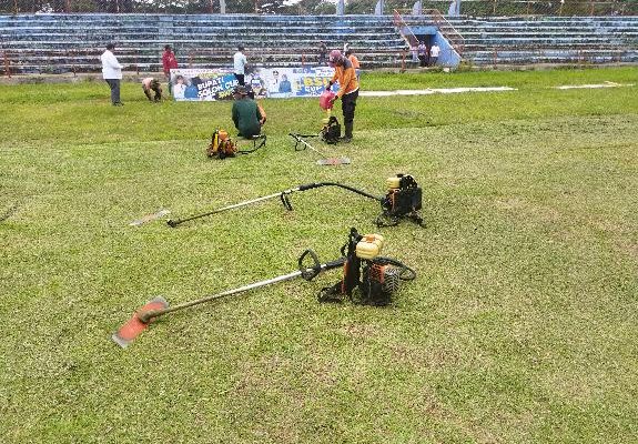 DLH Kabupaten Solok Kerahkan Petugas Kebersihan Jelang Laga Final BSC III Tahun 2024