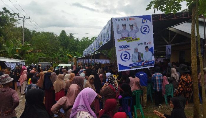 Sempat Diguyur Hujan, Antusias Ratusan Warga Padati Kampanye Emiko-Irwan Afriadi di Koto Baru