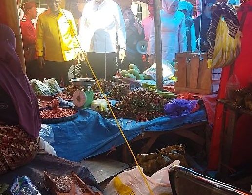 Blusukan ke Pasar Muaro Paneh, Emiko Kebanjiran Dukungan, Epyardi Diteriakin ‘Gubernur’