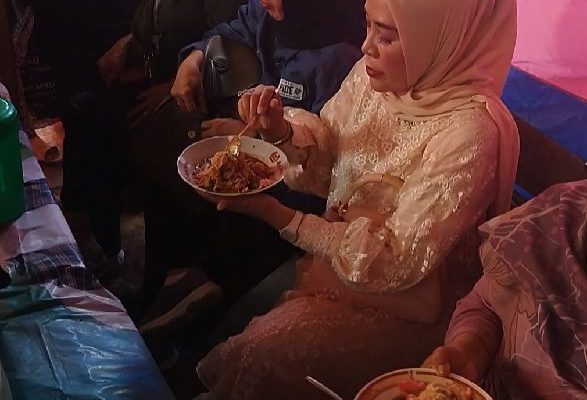 Blusukan ke Pasar Talang, Emiko Borong Dagangan Hingga Makan “Katupek Langkok” Bersama Warga