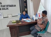 Ketua DPRD Kabupaten Solok Sambut Hangat Kunjungan Anggota di Tengah Hujan
