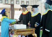 Bupati Solok Selatan Wisuda 18 Peserta Sekolah Lansia Tangguh di Pauh Duo