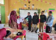 Anggota DPRD Kabupaten Solok Salurkan Bantuan Perlengkapan Sekolah