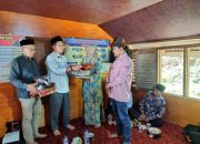 Wakil Ketua DPRD Kabupaten Solok Serahkan Bantuan Pakaian untuk Ninik Mamak di Nagari Pianggu