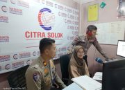 Lewat Radio, Kasat Lantas Polres Solok Sampaikan Himbauan Terkait Operasi Keselamatan Singgalang 2025