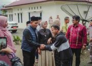 Bupati Solok Serahkan Bantuan Bedah Rumah Kepada Egi Noffembra