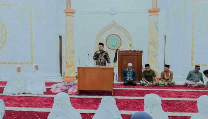 Wakil Bupati Solok Serahkan Zakat UPZ Tahap Kedua dan Santunan Beras untuk Kaum Dhuafa di Masjid Raya Talang