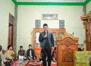 Bupati Solok Jon Firman Pandu Serahkan Bantuan Rp 25 Juta untuk Masjid Nurul Iman Nagari Surian dalam TSR Ramadhan