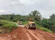 Jalan Bukit Lantak Dharmasraya yang Putus Akibat Longsor Kini Bisa Dilalui