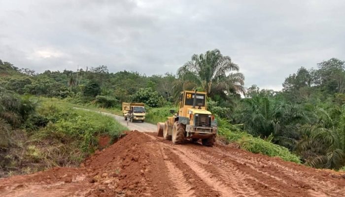 Jalan Bukit Lantak Dharmasraya yang Putus Akibat Longsor Kini Bisa Dilalui