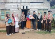 Semangat Kepedulian di Ramadan, Kepala SMPN 3 Sitiung Turun Langsung Bagikan Bantuan