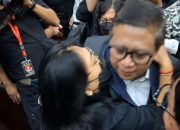 Hasto Kristiyanto Peluk Istri Usai Sidang Perdana Kasus Dugaan Suap