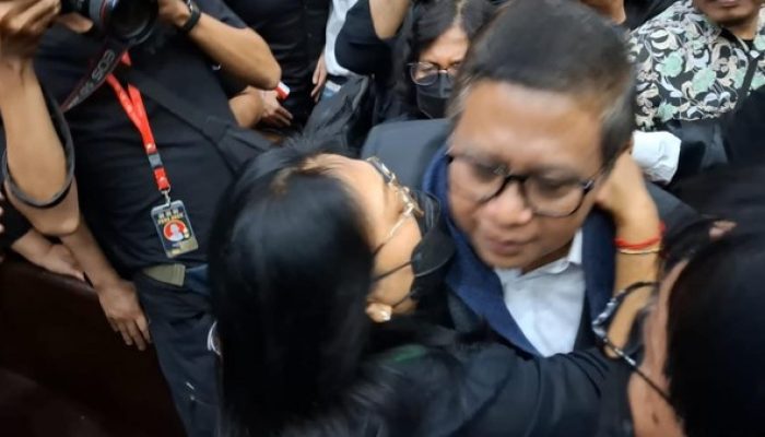 Hasto Kristiyanto Peluk Istri Usai Sidang Perdana Kasus Dugaan Suap