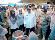 Operasi Pasar, Bupati Khairunas dan Wabup Yulian Efi Cek Harga Sembako