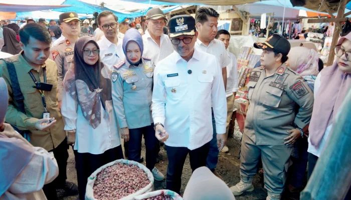 Operasi Pasar, Bupati Khairunas dan Wabup Yulian Efi Cek Harga Sembako