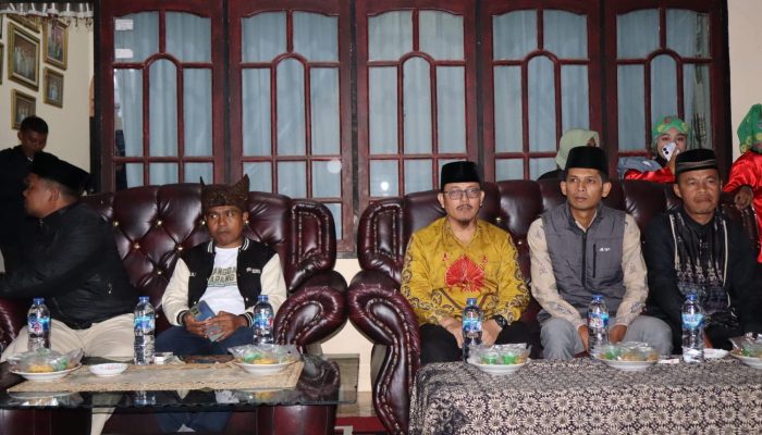 Hujan Tak Surutkan Semangat  Warga Pentas Seni Gantung Ciri Tetap Meriah