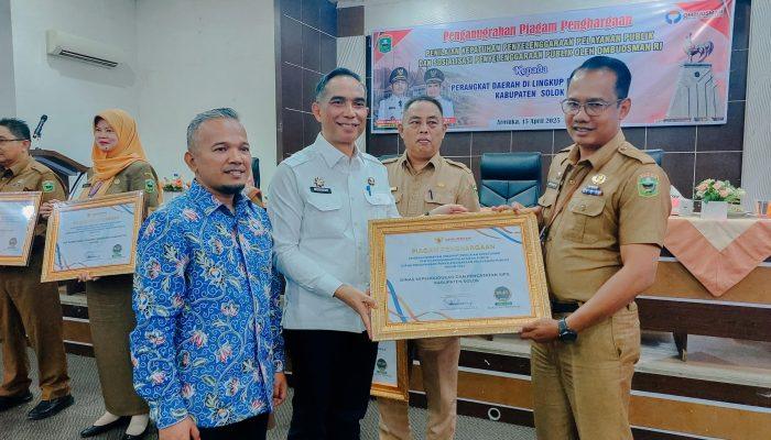 Kabupaten Solok Raih Nilai Tertinggi Pelayanan Publik se-Sumbar, Ombudsman RI Serahkan Piagam Penghargaan