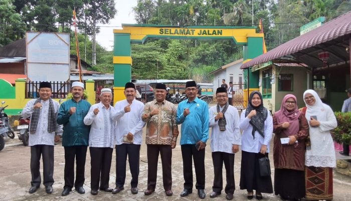 Kakan Kemenag Kabupaten Solok Hadiri Wisuda Tahfidz MTsN 2 Solok di Koto Baru: “Al-Qur’an Pelita Hidup”