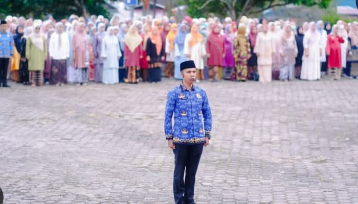 Kepala SDN 03 Batu Banyak Jadi Komandan Upacara Hardiknas di Arosuka