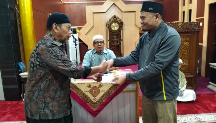 Pengurus Masjid Al Muhajirin Serahkan Infak Jemaah untuk Palestina