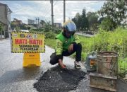 Kisah Hasan Fiidel, Driver Ojol Bandung yang Sisihkan Rp 500 Ribu demi Tambal 30 Lubang Jalan