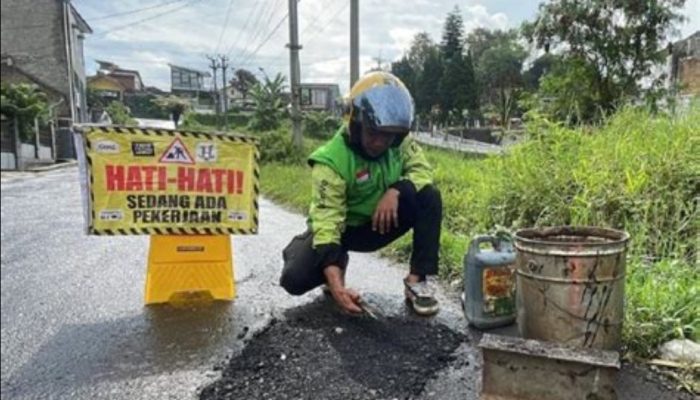 Kisah Hasan Fiidel, Driver Ojol Bandung yang Sisihkan Rp 500 Ribu demi Tambal 30 Lubang Jalan