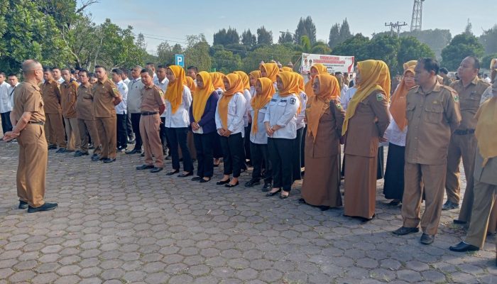 Zaitul Ikhlas Pimpin Apel Pagi: Ingatkan Tugas, Tanggung Jawab, dan Etika di Lingkungan Sekretariat DPRD Solok