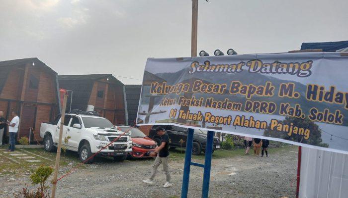 Keluarga besar M.Hidayat menikmati Keindahan Danau di atas Di Taluak Resort