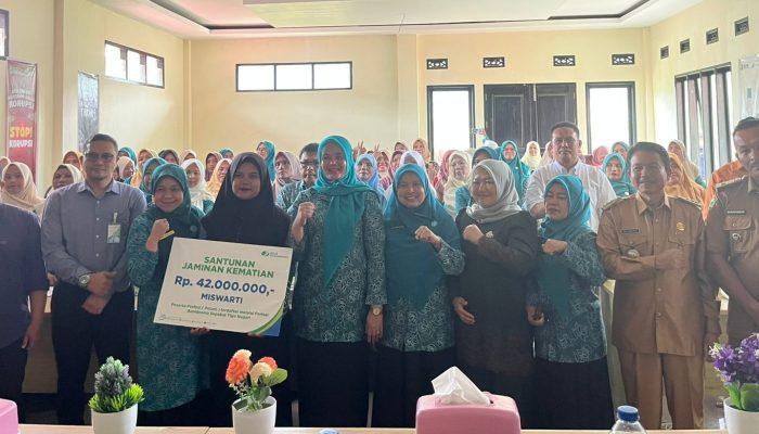 Ketua TP PKK Kabupaten Solok Ny. Nia Jon Firman Pandu Kunjungi Nagari Talang Babungo, Serahkan Santunan JKM BPJS Ketenagakerjaan