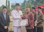 Wagub Sumbar Serahkan Penghargaan Desa Antikorupsi kepada Nagari Talang Babungo