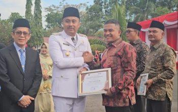 Wagub Sumbar Serahkan Penghargaan Desa Antikorupsi kepada Nagari Talang Babungo