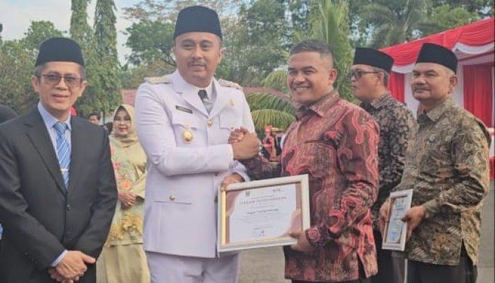 Wagub Sumbar Serahkan Penghargaan Desa Antikorupsi kepada Nagari Talang Babungo