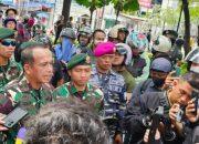 Redam Aksi Massa Prajurit TNI Laksanakan Aksi Humanis
