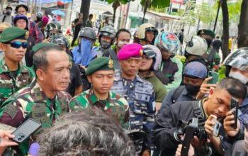 Redam Aksi Massa Prajurit TNI Laksanakan Aksi Humanis