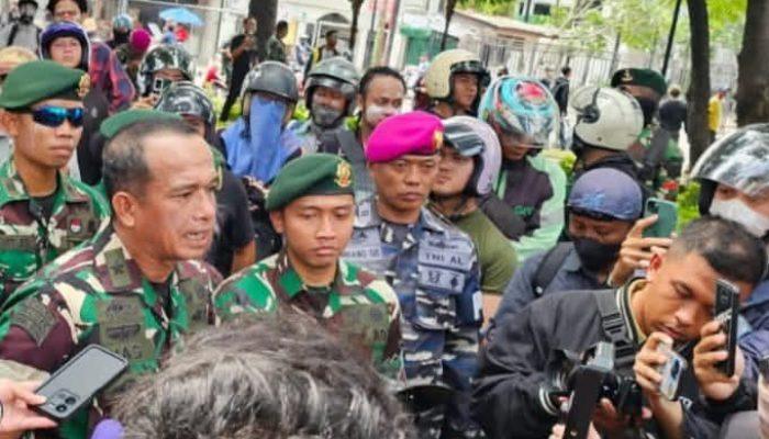 Redam Aksi Massa Prajurit TNI Laksanakan Aksi Humanis