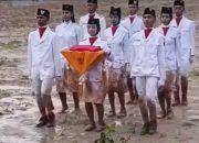 Upacara Penurunan Bendera di Lapangan Puncak Jaya Berlangsung Khidmat Meski Lapangan Becek dan Berlumpur