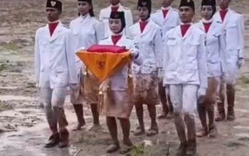 Upacara Penurunan Bendera di Lapangan Puncak Jaya Berlangsung Khidmat Meski Lapangan Becek dan Berlumpur