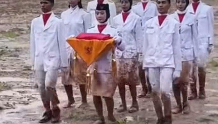 Upacara Penurunan Bendera di Lapangan Puncak Jaya Berlangsung Khidmat Meski Lapangan Becek dan Berlumpur